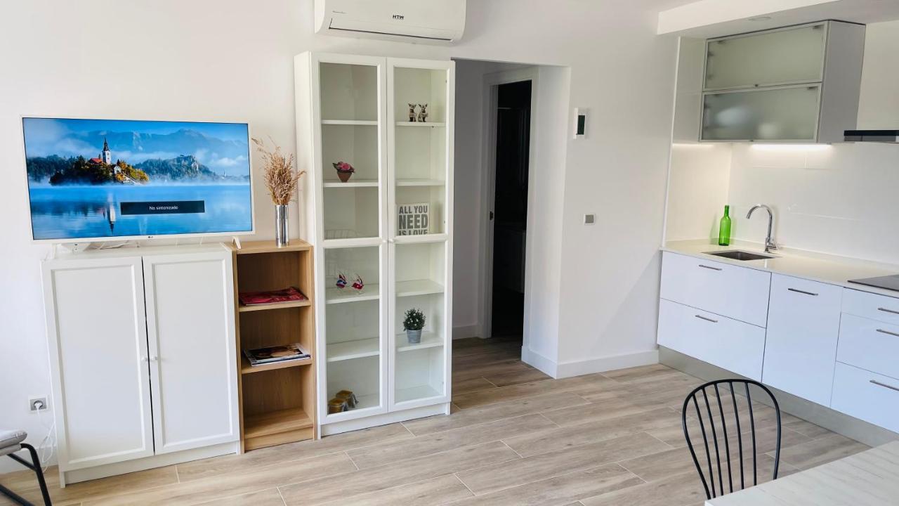 Delux Apartament Салоу Экстерьер фото